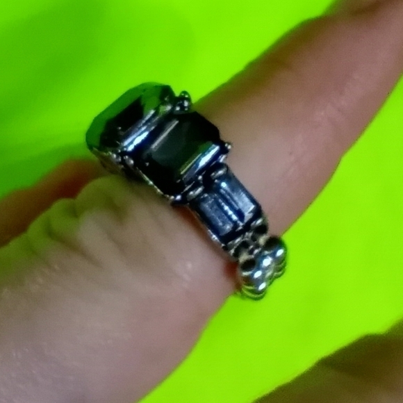 Silvertone Black stones stretch adjustable crystal ring size 8 - Picture 5 of 5